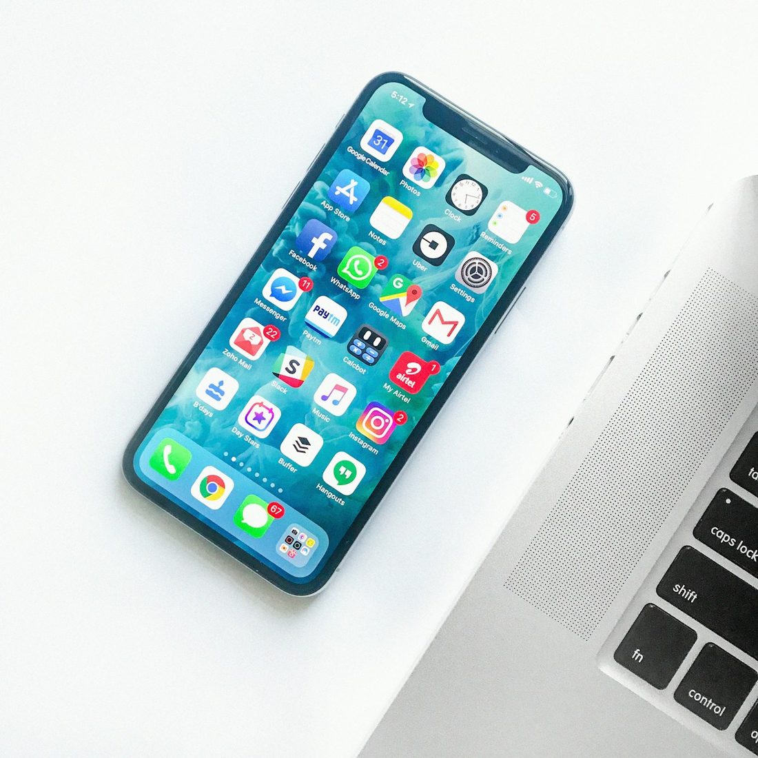 虎牙体育 APP 赛程与赛事列表界面示意